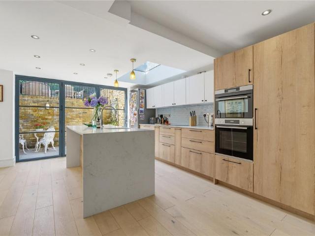 Flat for sale in Clapham Junction, Greater London