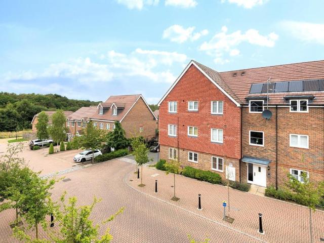 Flat for sale in Woking, Surrey