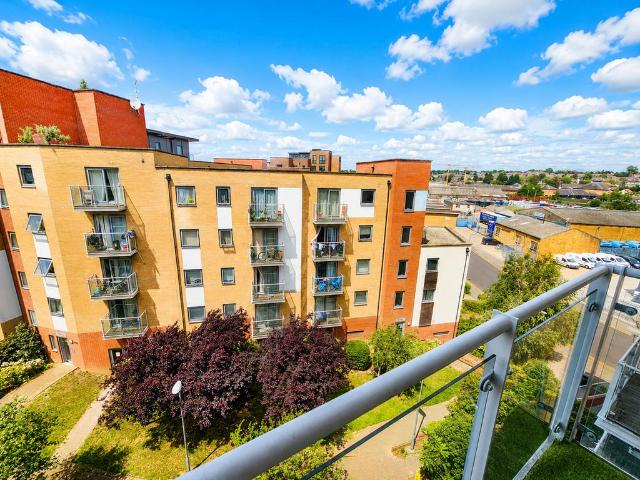 Flat for sale in Hythe, Fordham Heath