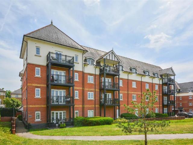 Flat for sale in Navestock Side, Essex