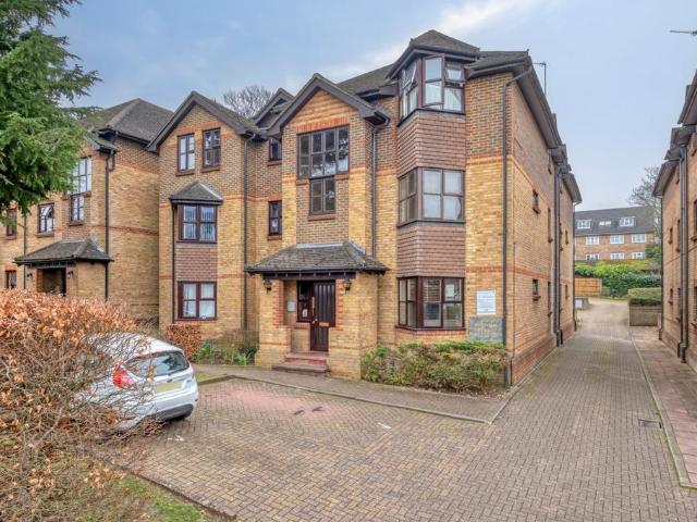 Flat for sale in Carshalton Beeches, Greater London