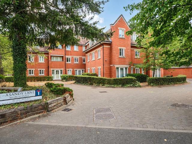 Flat for sale in Woking, Surrey