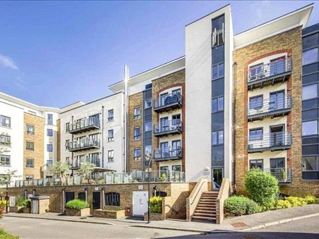 Flat for sale in Roehampton, Greater London