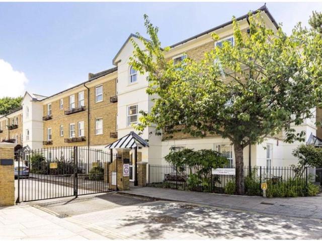 Flat for sale in Hampton Hill, Greater London