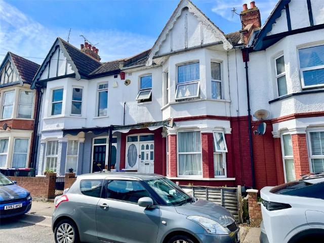 Flat for sale in Alton Barnes, Essex