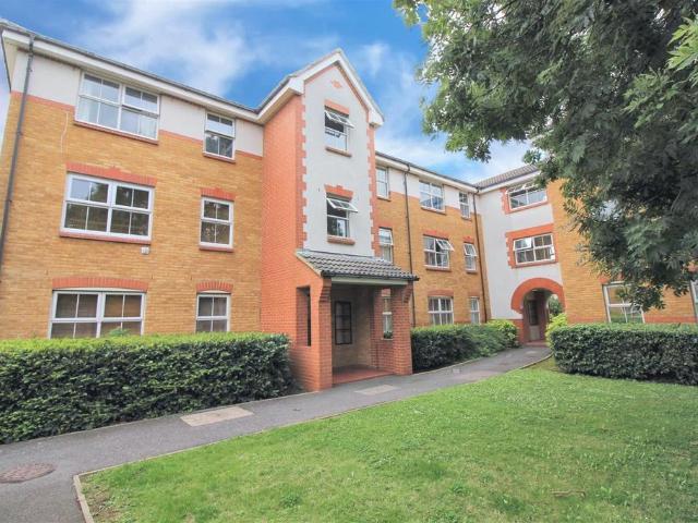 Flat for sale in London Borough of Hounslow, Greater London