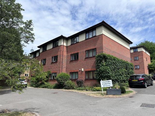 Flat for sale in Chepping Wycombe, Loudwater