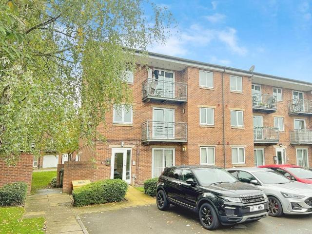 Flat for sale in Farsley, West Yorkshire