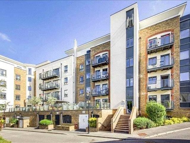 Flat for sale in Roehampton, Greater London