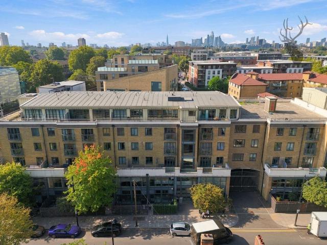 Flat for sale in Old Ford, Greater London