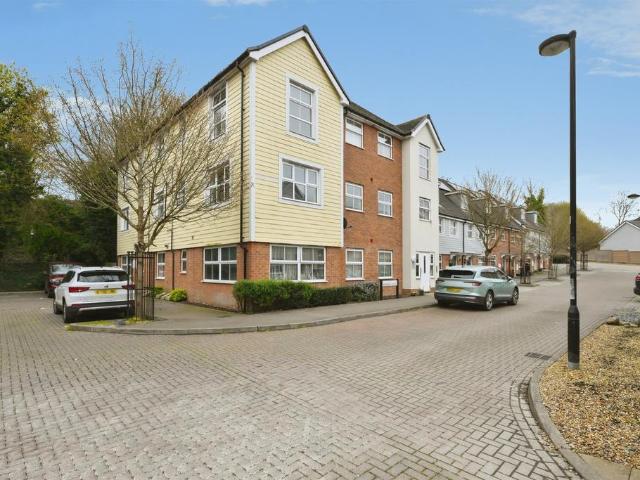 Flat for sale in Kings Hill, Colliers End