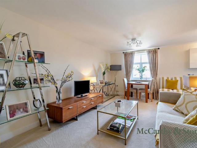 Flat for sale in Southborough, Sandown Park