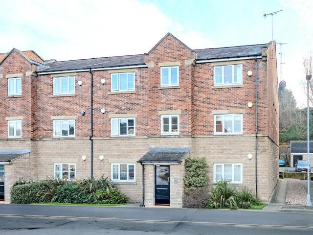 Flat for sale in Farsley, West Yorkshire