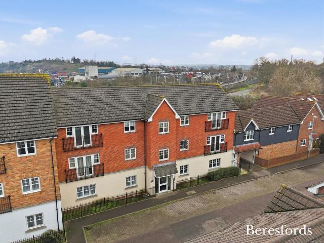 Flat for sale in Purfleet, Essex