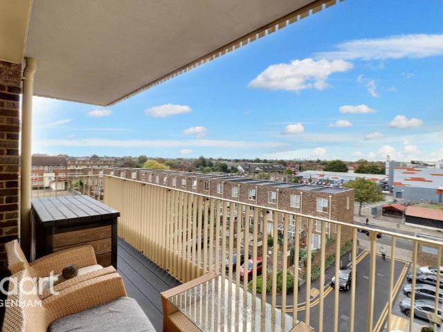 Flat for sale in Dagenham, Becontree Heath