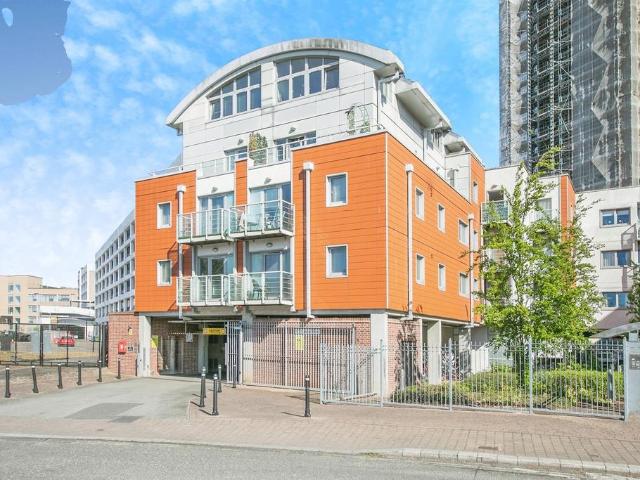Flat for sale in Key Street, Suffolk