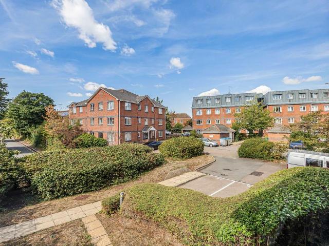 Flat for sale in Hatfield, Fretherne