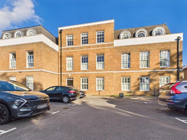 Flat for sale in Hampton Hill, Greater London