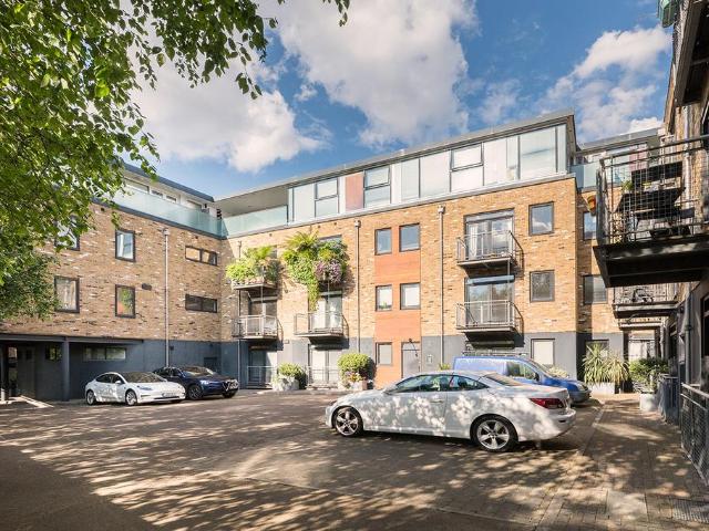 Flat for sale in London Borough of Islington, Greater London