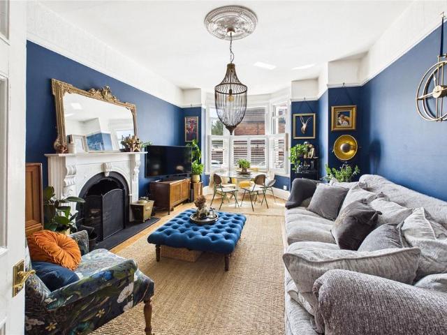 Flat for sale in Streatham, Greater London