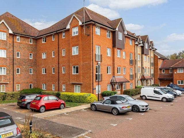 Flat for sale in Kings Hill, Colliers End