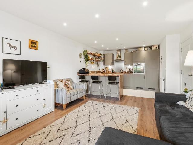 Flat for sale in London Borough of Merton, Merton Park