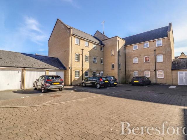 Flat for sale in Chipping Hill, Essex