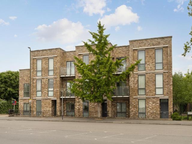 Flat for sale in London Borough of Merton, Raynes Park