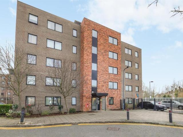 Flat for sale in Harlesden, Greater London