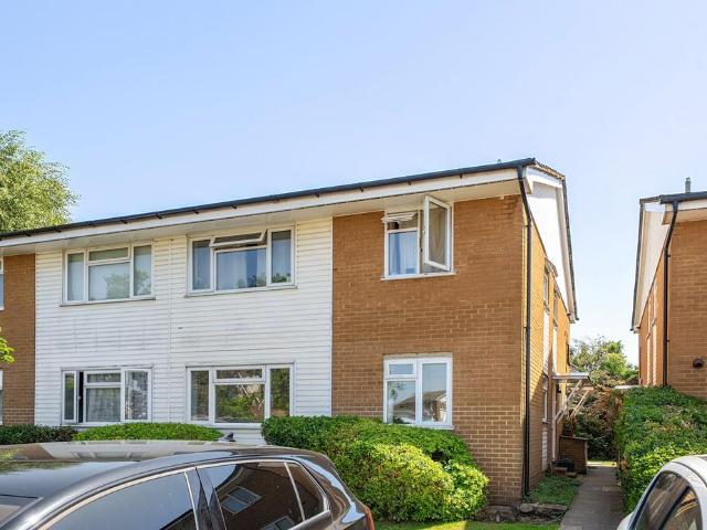 Flat for sale in Worcester Park, Greater London