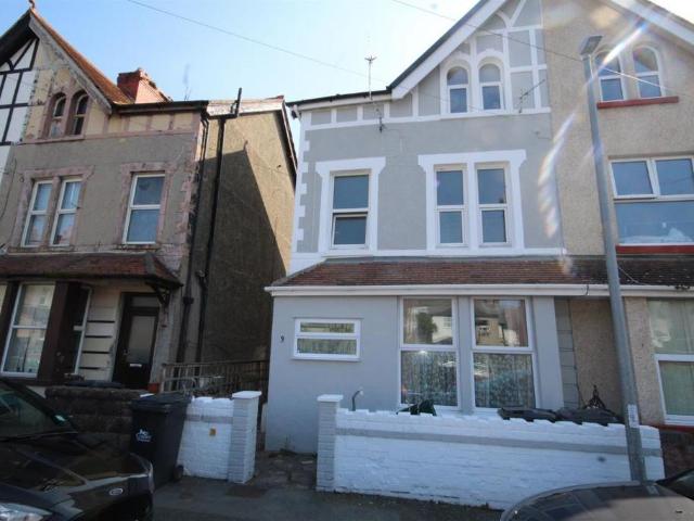 Flat for sale in Conwy, Wales