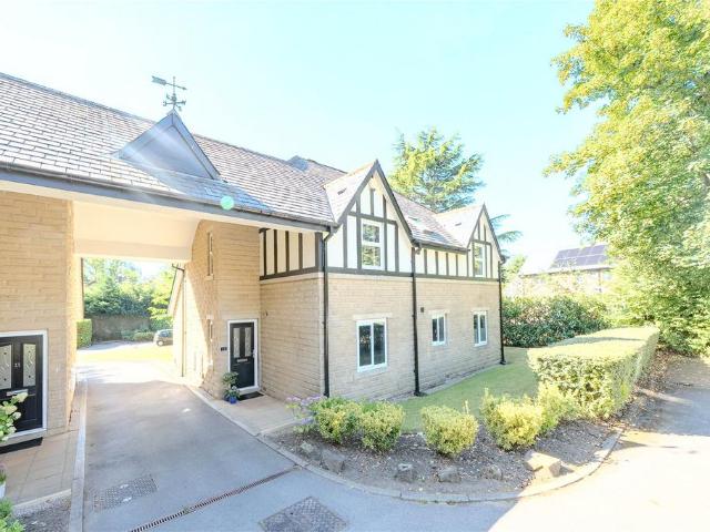 Flat for sale in Oakwood, West Yorkshire