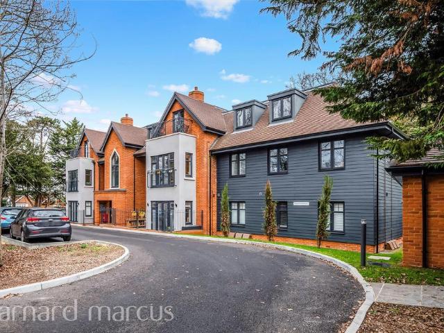 Flat for sale in Cuddington, Epsom and Ewell