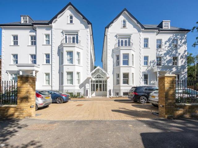 Flat for sale in Surbiton, Greater London