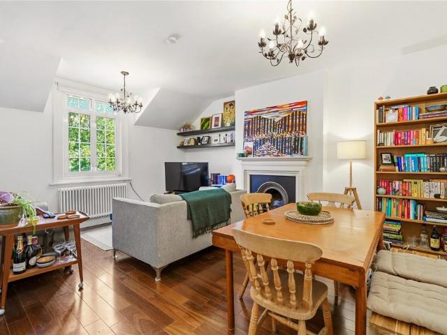 Flat for sale in Earlsfield, Greater London
