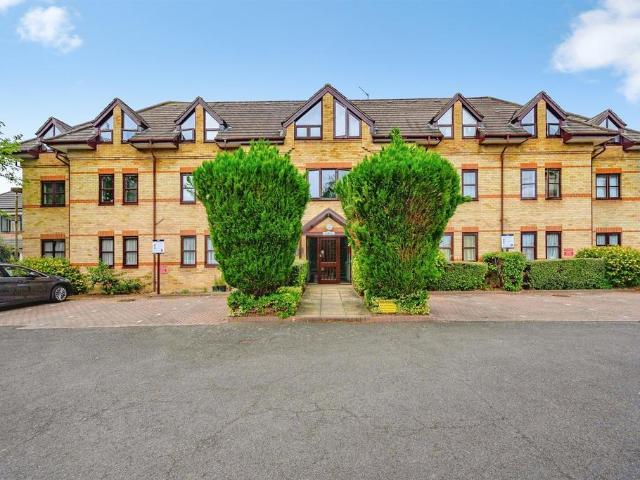 Flat for sale in North Watford, Hertfordshire