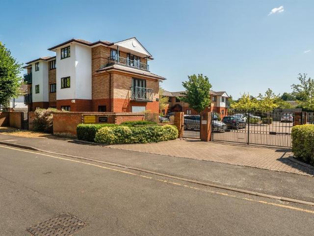 Flat for sale in Bray Wick, Maidenhead
