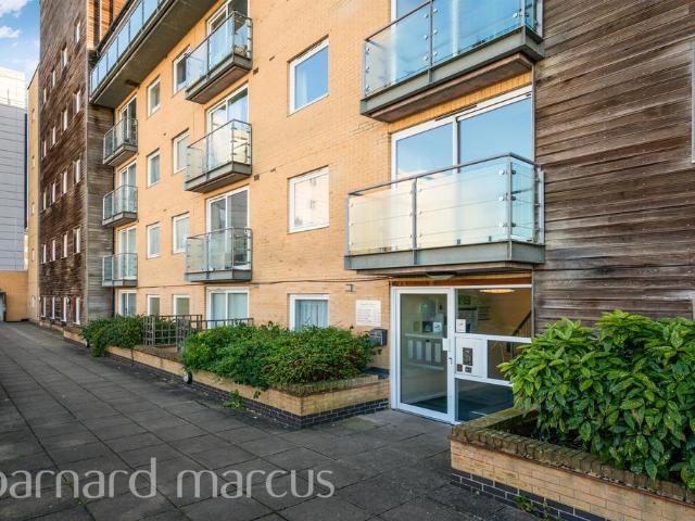 Flat for sale in London Borough of Hounslow, Feltham