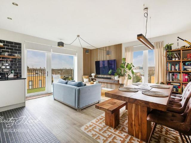Flat for sale in Charlton, Greater London