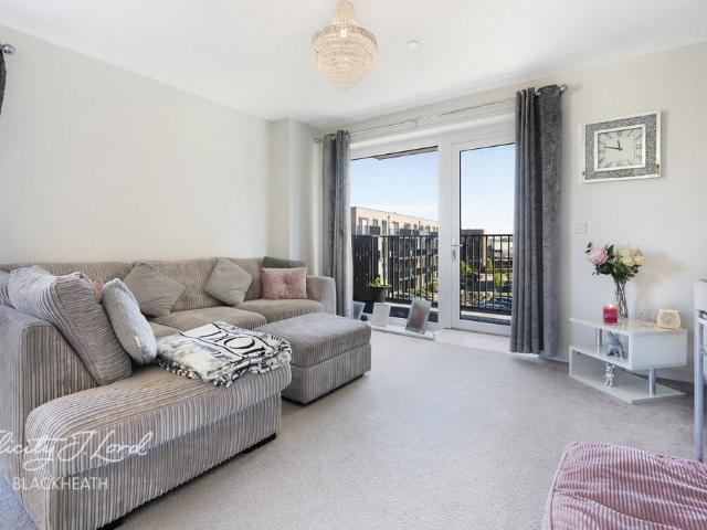 Flat for sale in Charlton, Greater London