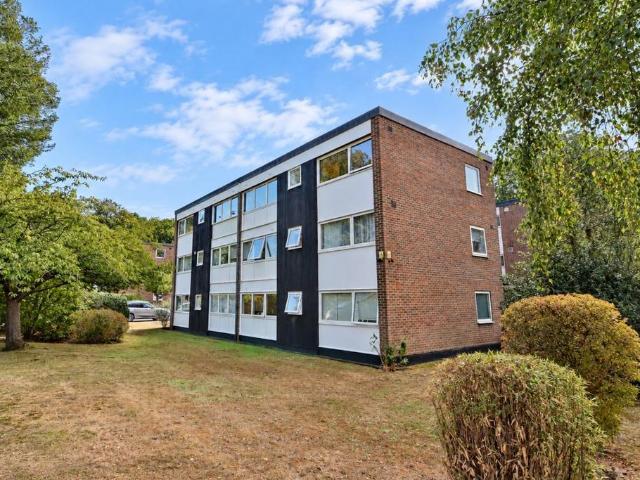 Flat for sale in Weybridge, Elmbridge
