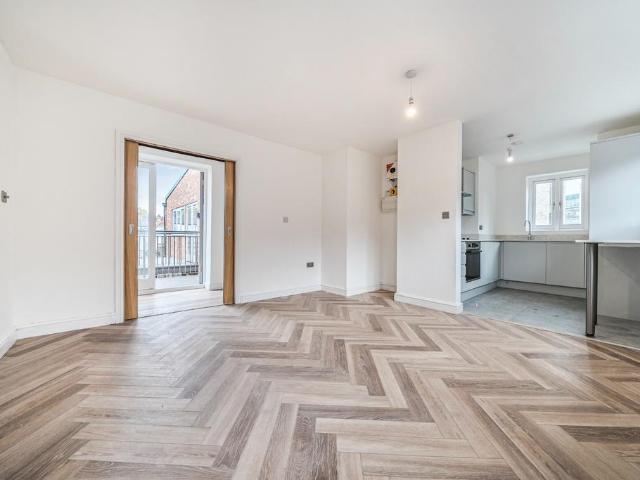 Flat for sale in London Borough of Lewisham, Cat Hill
