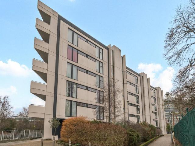 Flat for sale in London Borough of Ealing, Greater London