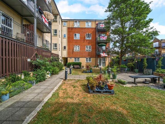 Flat for sale in Longlands, Greater London
