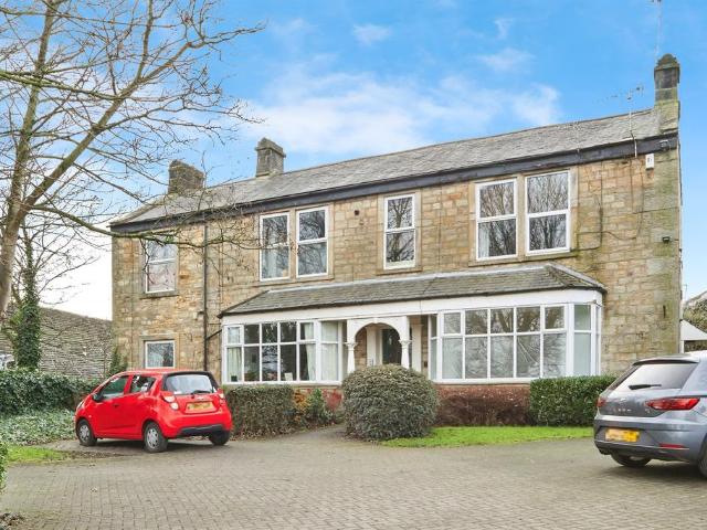 Flat for sale in Farsley, West Yorkshire