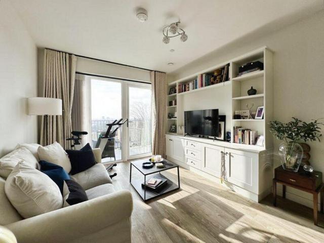 Flat for sale in Broadfields, Greater London