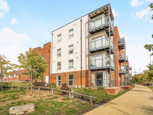 Flat for sale in Castle Hill, Dartford
