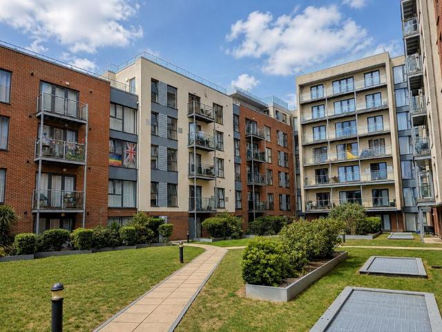 Flat for sale in Highfield, Pouchen End