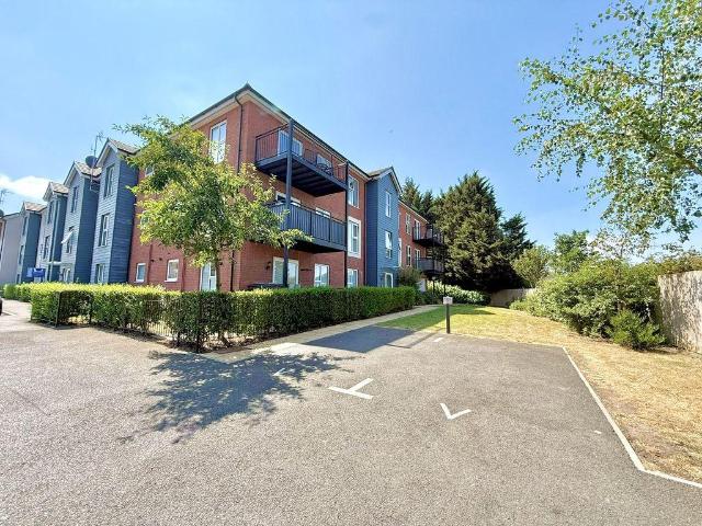 Flat for sale in Dunstable, Bedfordshire