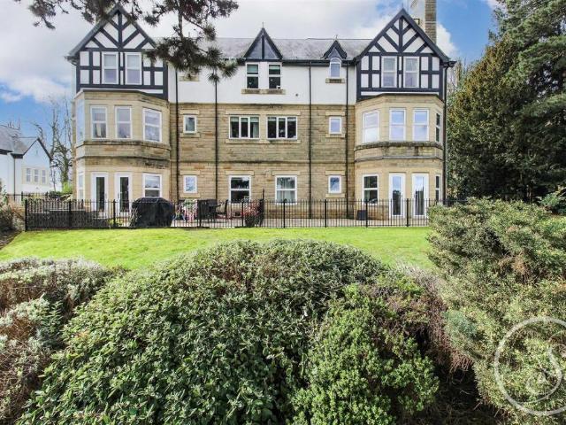 Flat for sale in Oakwood, West Yorkshire